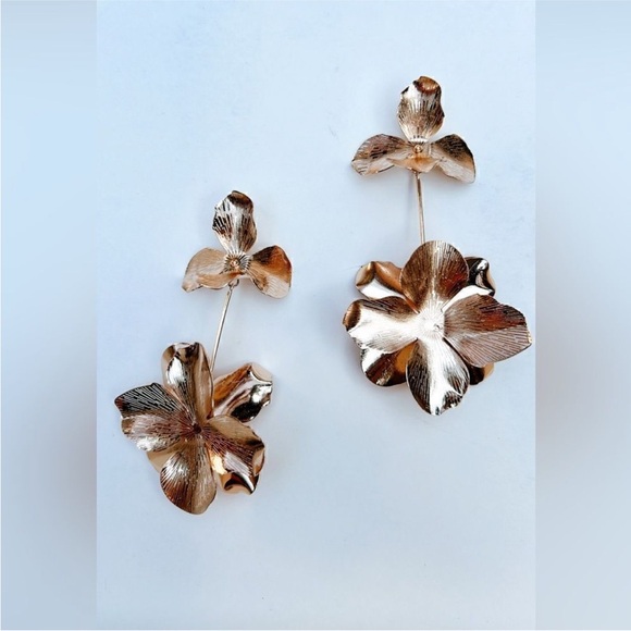 Gold Flower Drop Earrings NWT - Picture 2 of 3